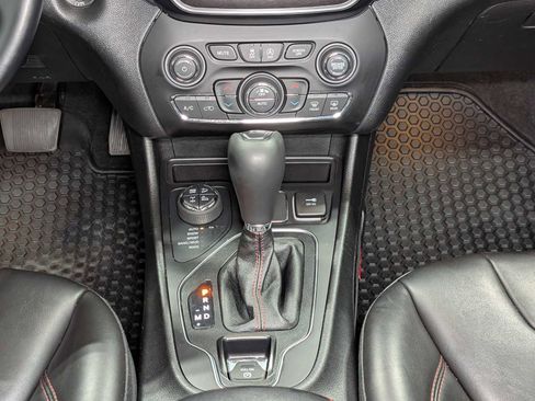 Used 2021 Jeep Cherokee Trailhawk AWD/4WD image 19