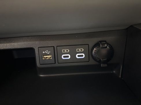 Used 2023 Toyota Highlander XLE image 9