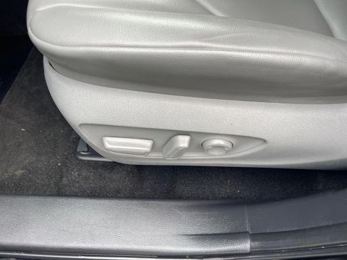 Used 2024 Toyota Highlander XLE FWD image 9