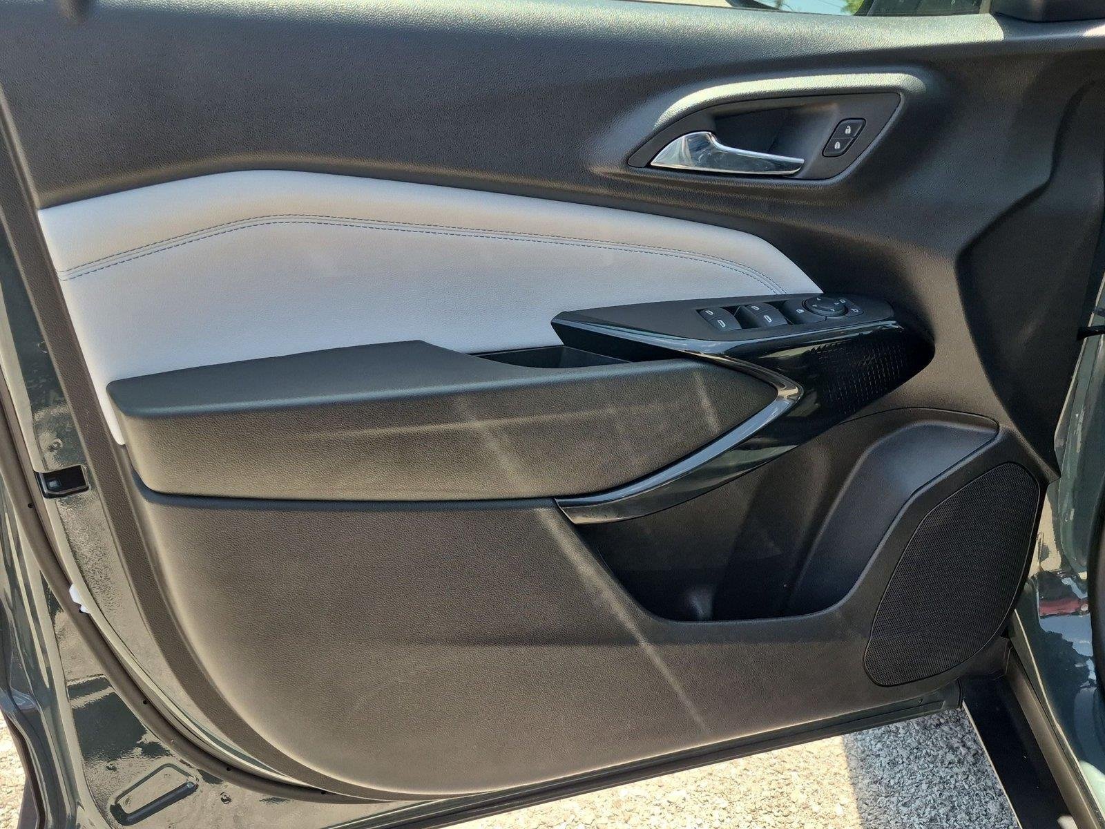 Used 2025 Chevrolet Trax LT FWD image 15