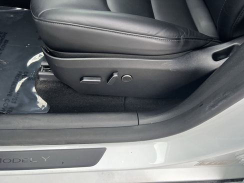 Used 2023 Tesla Model Y Performance image 14