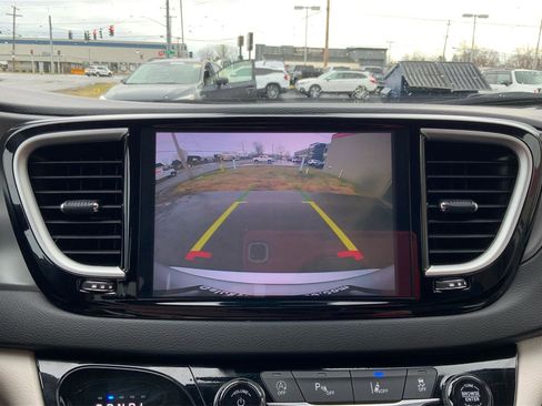 Used 2024 Chrysler Pacifica Touring-L FWD image 33