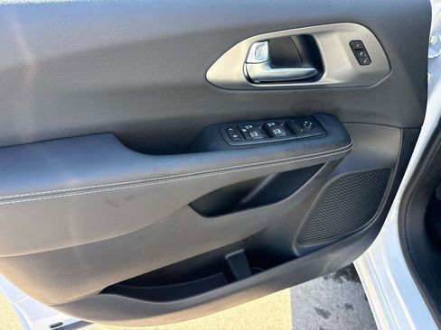 New 2026 Chrysler Pacifica Select FWD image 18