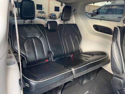 Used 2022 Chrysler Pacifica Limited image 29