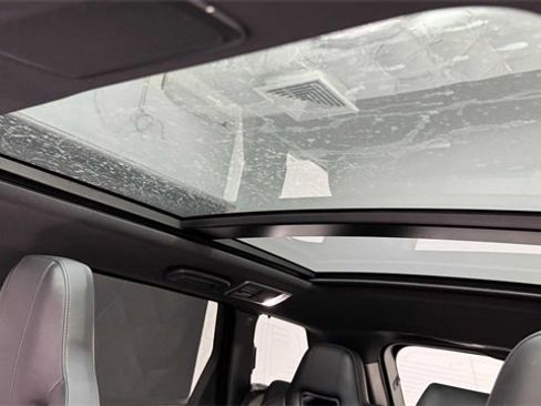 Used 2017 Land Rover Range Rover Sport SVR image 32