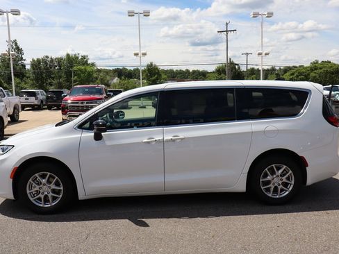Used 2026 Chrysler Pacifica Select FWD image 28