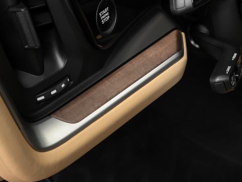 Used 2025 Porsche Cayenne image 29