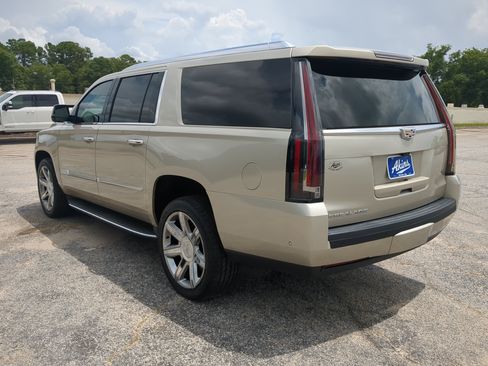 Used 2017 Cadillac Escalade ESV Luxury RWD image 5