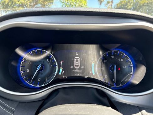 Used 2024 Chrysler Pacifica Touring FWD image 14