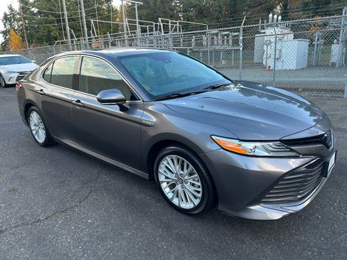 Used 2019 Toyota Camry XLE image 3