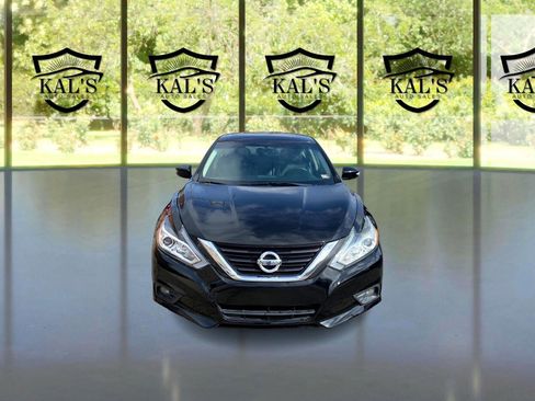 Used 2017 Nissan Altima 2.5 SL w/ Moonroof Package image 2