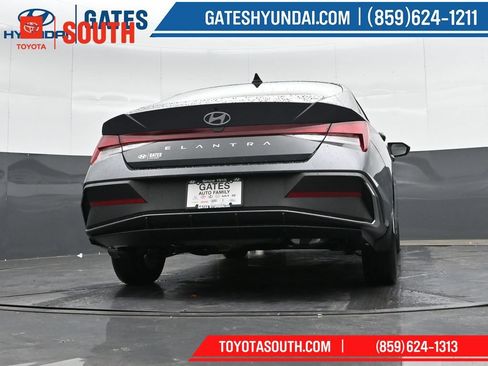 Used 2025 Hyundai Elantra SE FWD image 31
