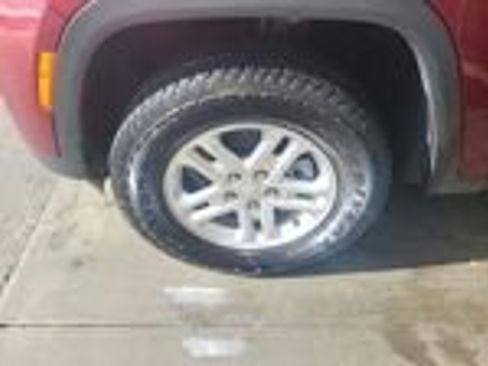 Used 2024 Jeep Grand Cherokee Laredo RWD image 13