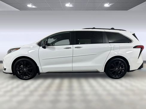 Used 2023 Toyota Sienna XSE image 2