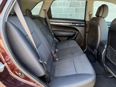 Used 2012 Kia Sorento LX w/ Third Row Pkg image 20