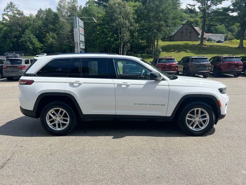 Used 2023 Jeep Grand Cherokee Laredo w/ Luxury Tech Group I AWD/4WD image 4