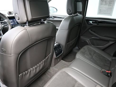 Certified 2021 Porsche Macan image 10