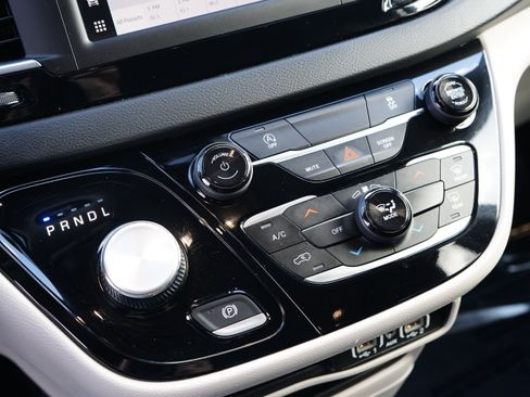 Used 2023 Chrysler Voyager LX image 21