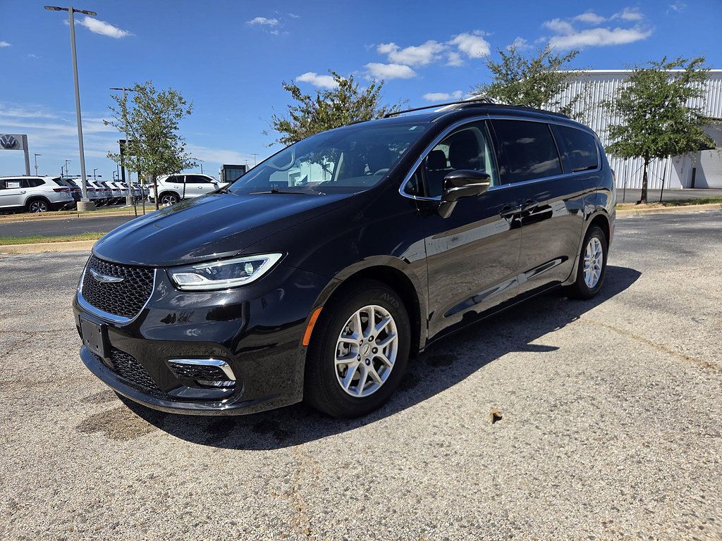 Used 2022 Chrysler Pacifica Touring-L w/ Uconnect Theater Family Group FWD image 3