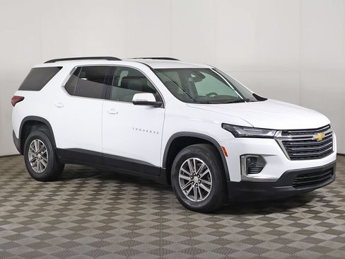 Used 2023 Chevrolet Traverse LT FWD image 2