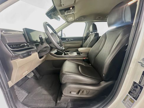 Used 2025 Kia Carnival FWD image 13