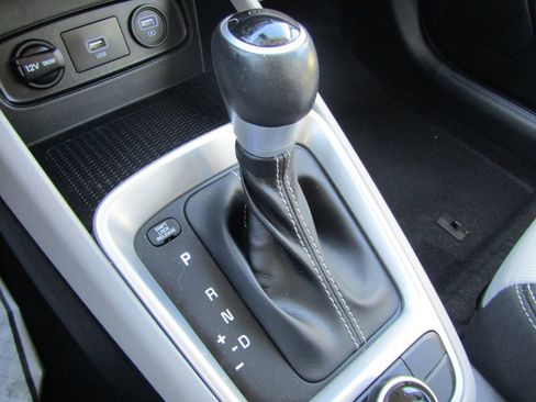 Used 2021 Hyundai Venue SEL image 26