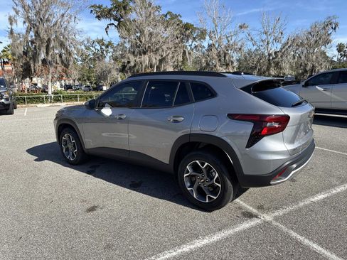 Used 2025 Chevrolet Trax LT w/ Driver Confidence Package image 5