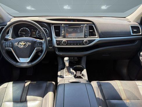 Used 2019 Toyota Highlander SE image 16