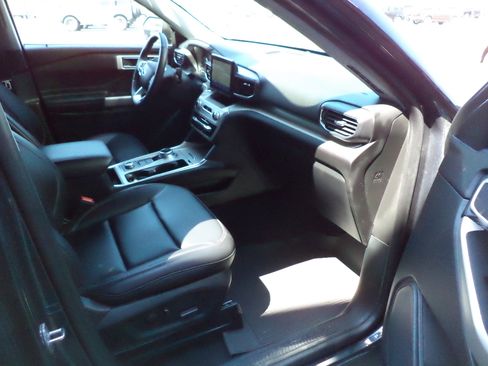Used 2022 Ford Explorer XLT w/ Equipment Group 202A image 8