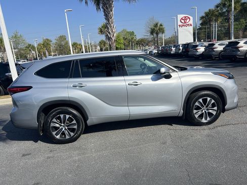 Used 2022 Toyota Highlander XLE AWD/4WD image 11