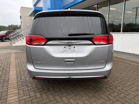 Used 2020 Chrysler Pacifica Limited w/ Advanced Safetytec Group FWD image 4