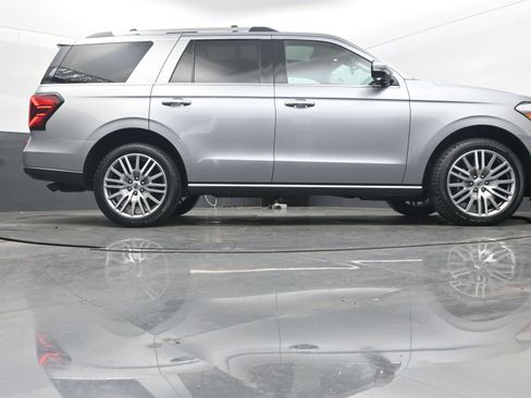 Used 2022 Ford Expedition Limited image 34