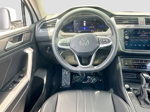 Used 2022 Volkswagen Tiguan SE w/ Panoramic Sunroof Package FWD image 22