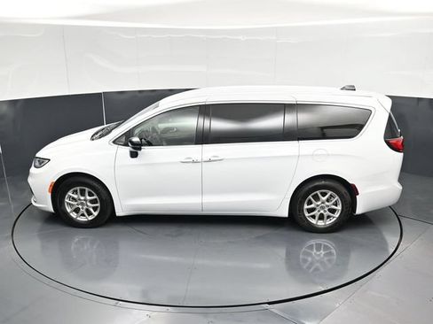 Certified 2024 Chrysler Pacifica Touring-L FWD image 55