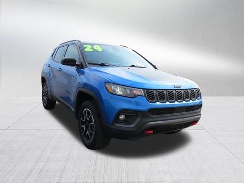 Used 2024 Jeep Compass Trailhawk image 2