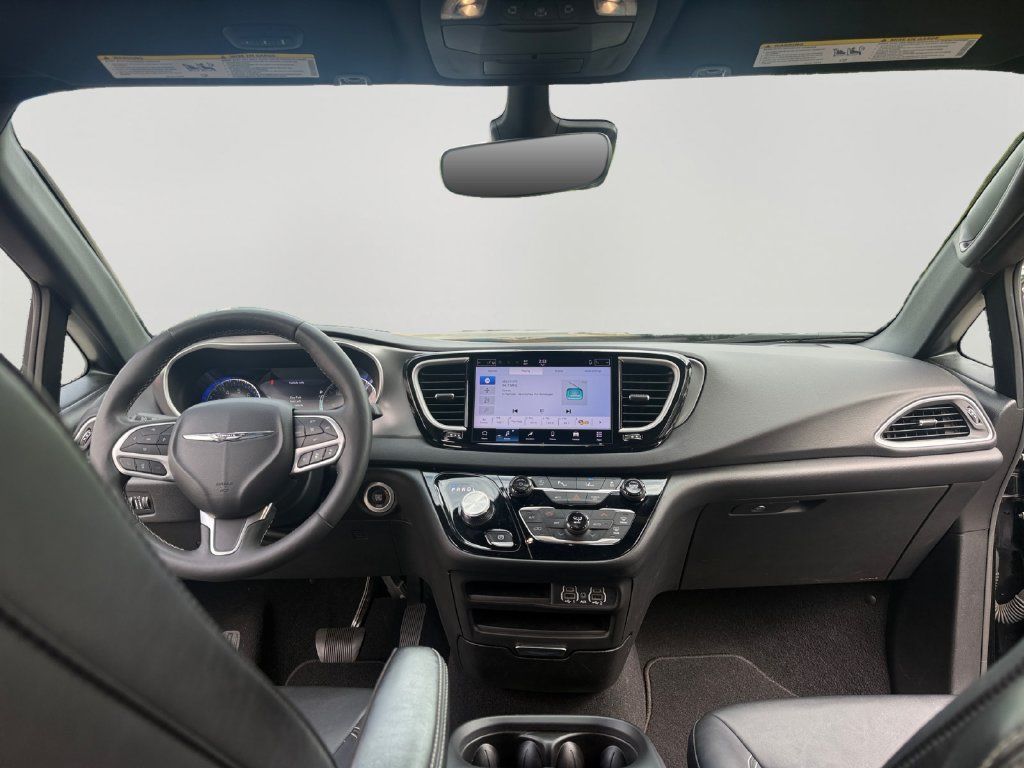 Used 2025 Chrysler Pacifica Select FWD image 10