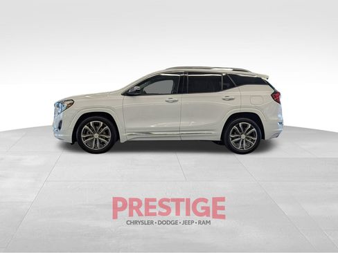Used 2020 GMC Terrain Denali w/ Denali Premium Package FWD image 13