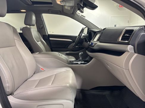 Used 2019 Toyota Highlander XLE AWD/4WD image 28