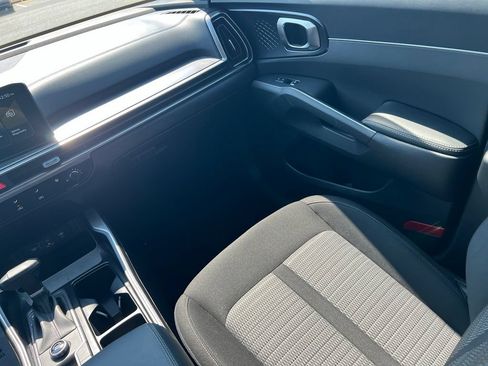 Certified 2025 Kia Sorento LX FWD image 11