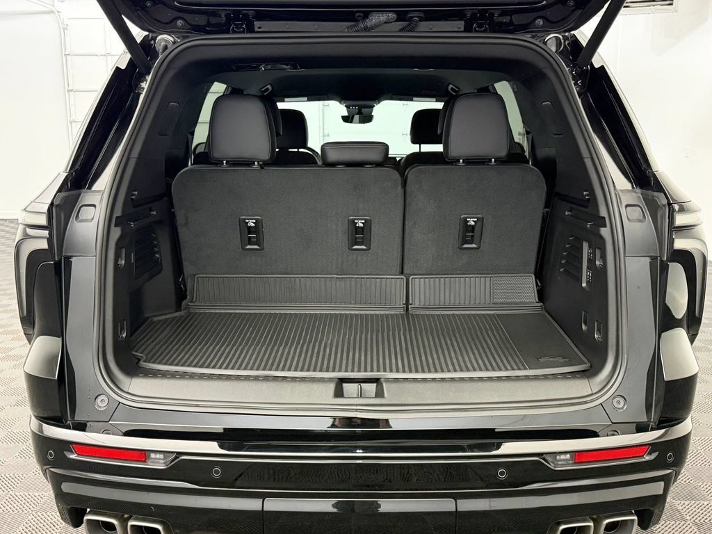 Used 2025 Chevrolet Traverse High Country FWD image 18