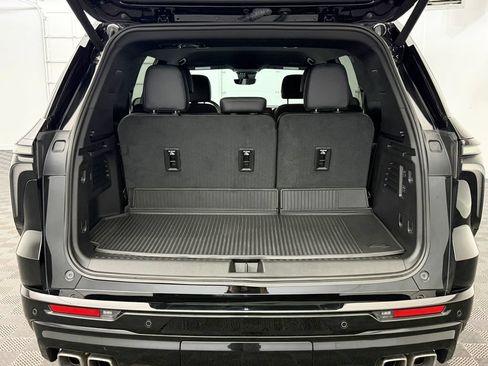 Used 2025 Chevrolet Traverse High Country FWD image 18
