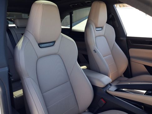Certified 2025 Porsche Macan Electric RWD image 24