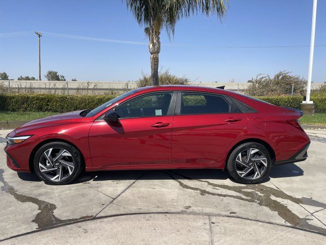 Used 2025 Hyundai Elantra Sport FWD image 5
