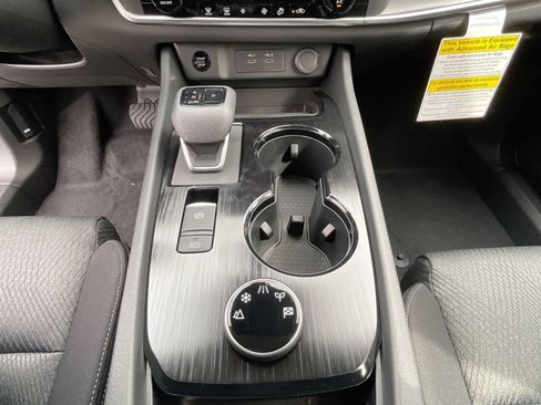 Used 2024 Nissan Rogue SV AWD/4WD image 19