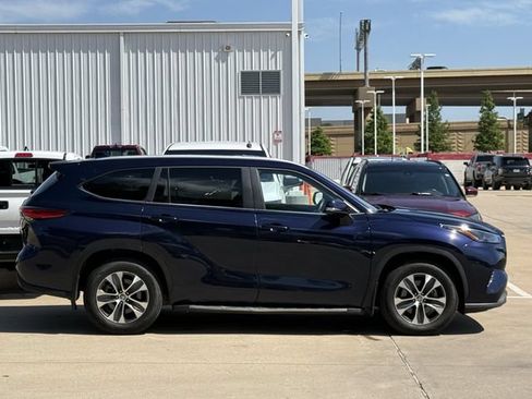 Used 2023 Toyota Highlander XLE FWD image 3