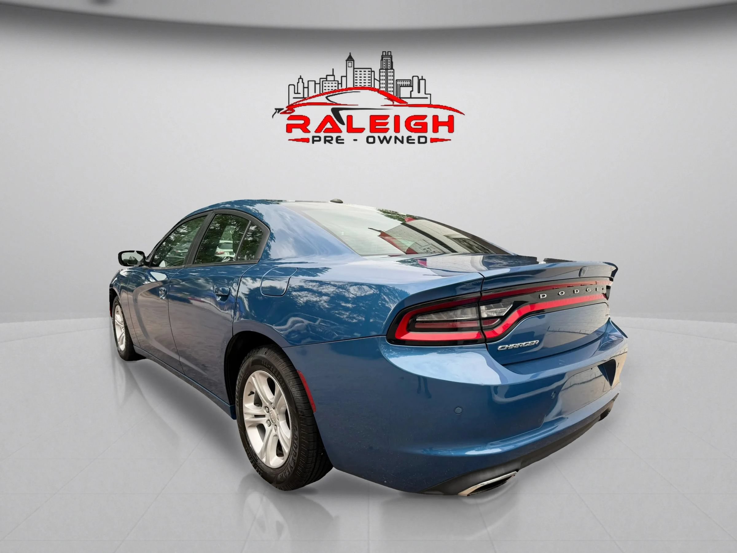 Used 2021 Dodge Charger SXT w/ Leather Interior Group RWD image 7