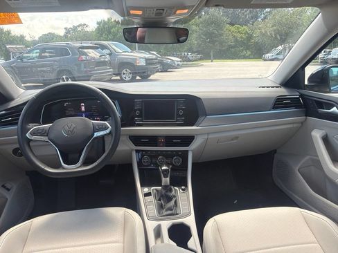 Used 2024 Volkswagen Jetta SE w/ Panoramic Sunroof Package FWD image 10