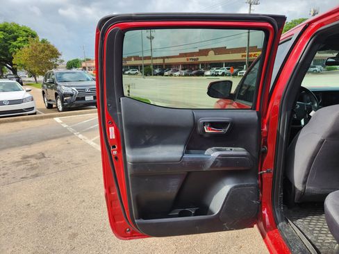 Used 2016 Toyota Tacoma TRD Sport w/ Towing Package image 11