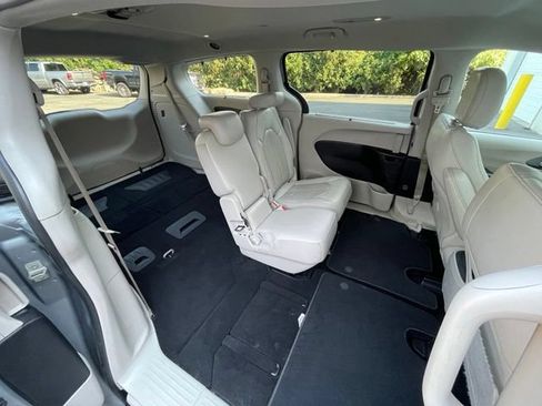 Used 2021 Chrysler Pacifica Touring-L FWD image 28