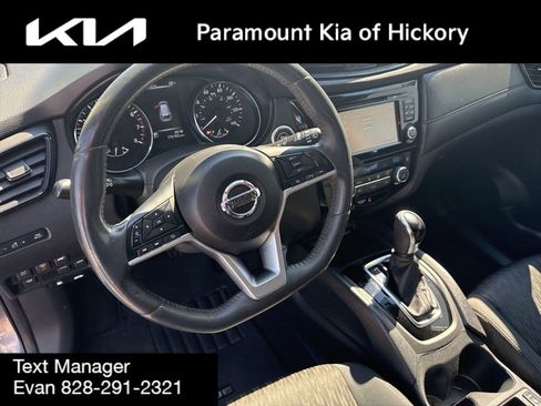 Used 2017 Nissan Rogue SV w/ Sun & Sound Touring Package FWD image 21